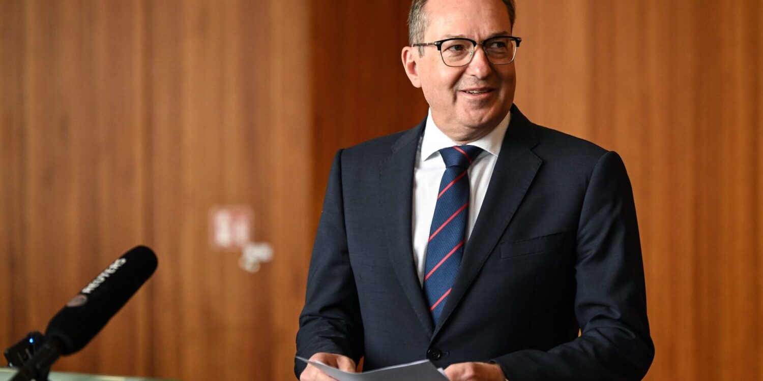 Bei einer kurzfristig anberaumten Pressekonferenz erklärt Bundesinnenminister Alexander Dobrindt (CSU), warum er große Hoffnungen in die nun vereinbarte EU-Verordnung setzt.