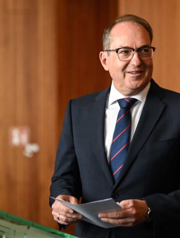 Bei einer kurzfristig anberaumten Pressekonferenz erklärt Bundesinnenminister Alexander Dobrindt (CSU), warum er große Hoffnungen in die nun vereinbarte EU-Verordnung setzt.
