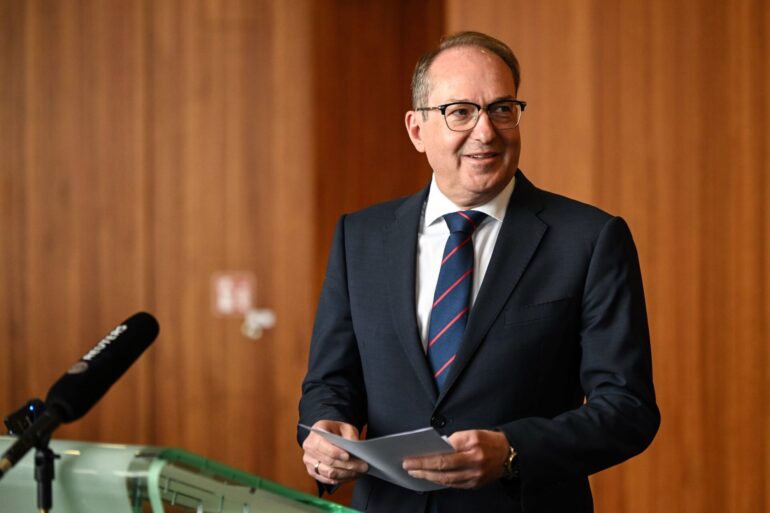 Bei einer kurzfristig anberaumten Pressekonferenz erklärt Bundesinnenminister Alexander Dobrindt (CSU), warum er große Hoffnungen in die nun vereinbarte EU-Verordnung setzt.