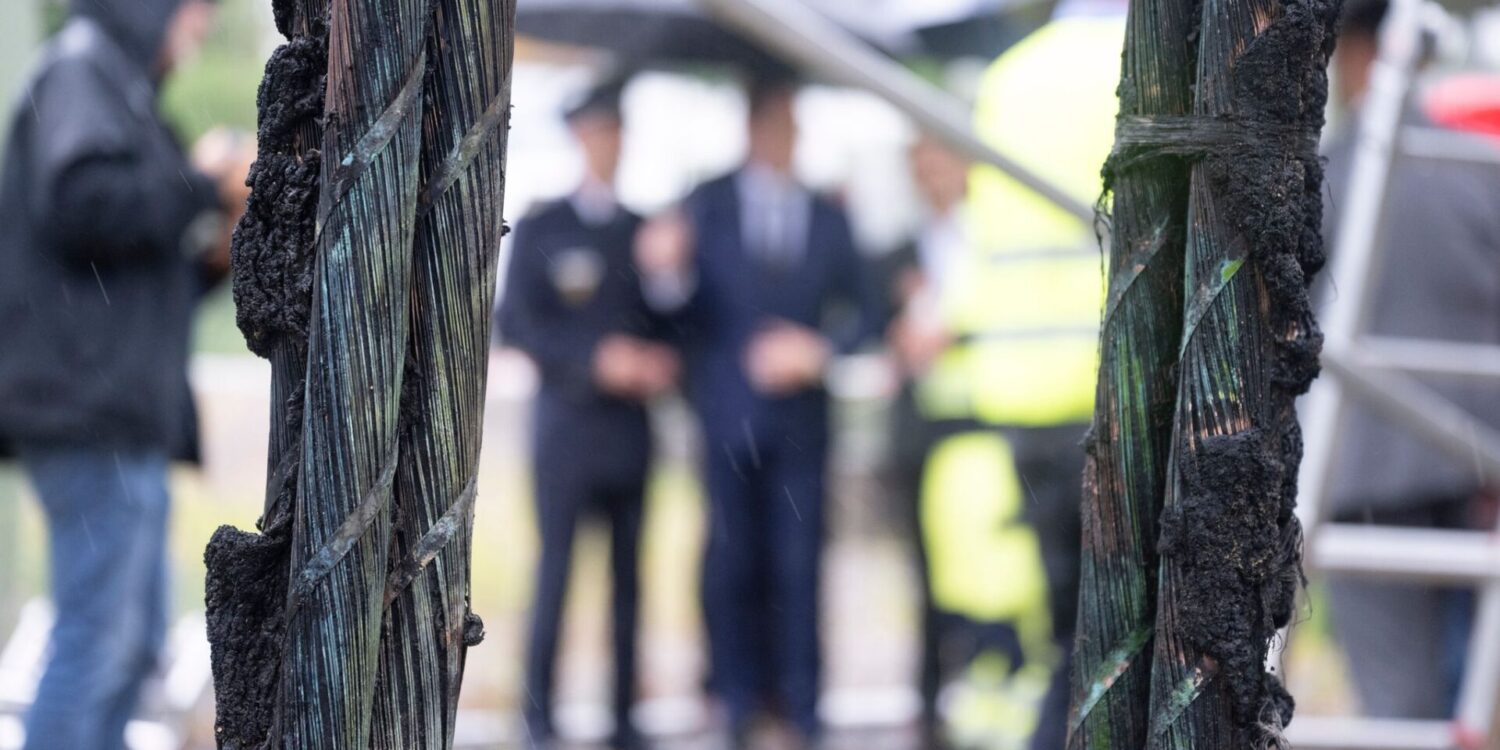 Das Feuer hat großen Schaden angerichtet.