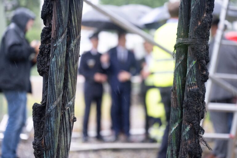 Das Feuer hat großen Schaden angerichtet.