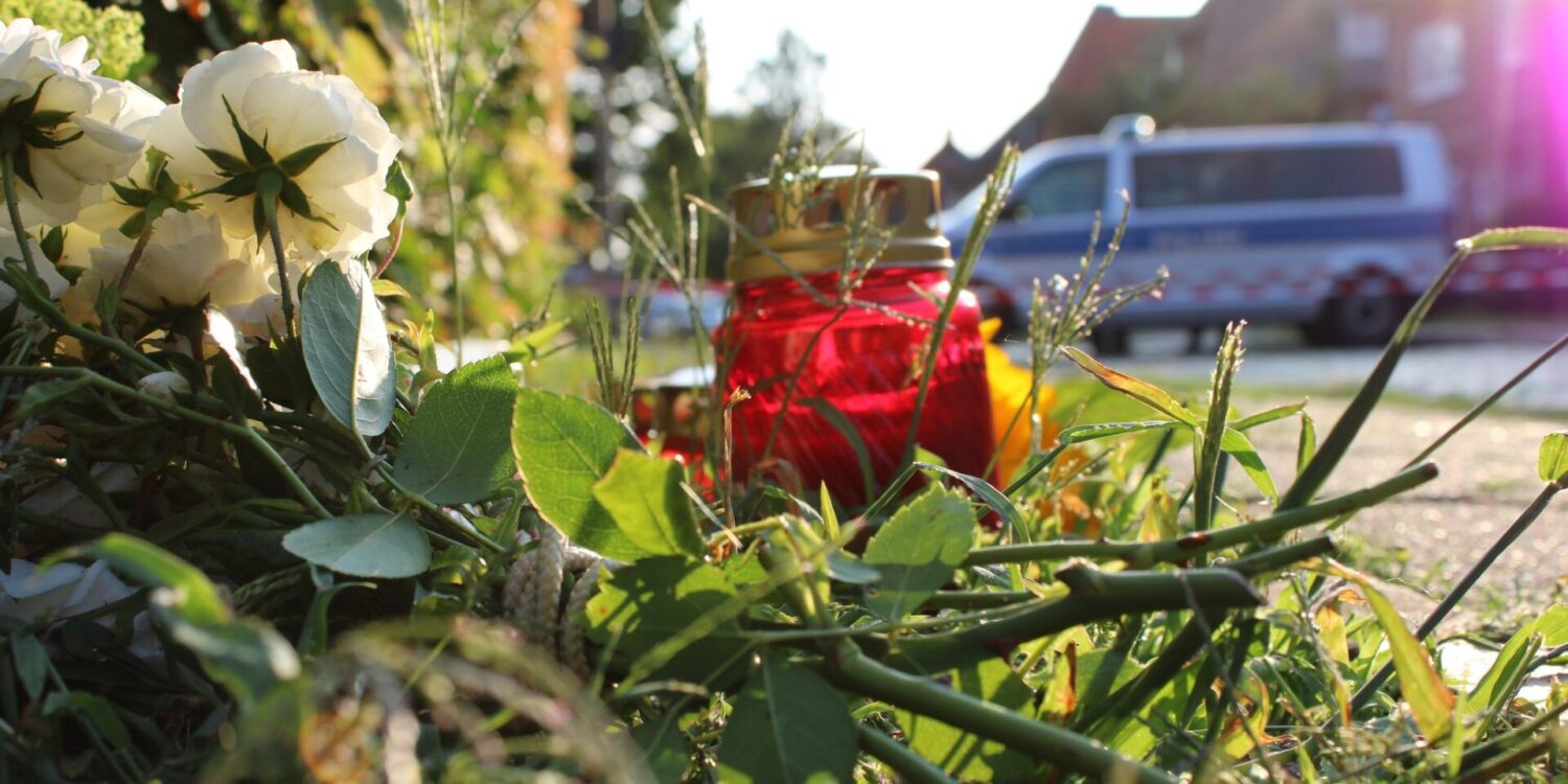Stade: Kerzen und Blumen nahe Jugendhilfeeinrichtung nach Schüssen mit mehreren Toten