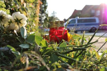 Stade: Kerzen und Blumen nahe Jugendhilfeeinrichtung nach Schüssen mit mehreren Toten