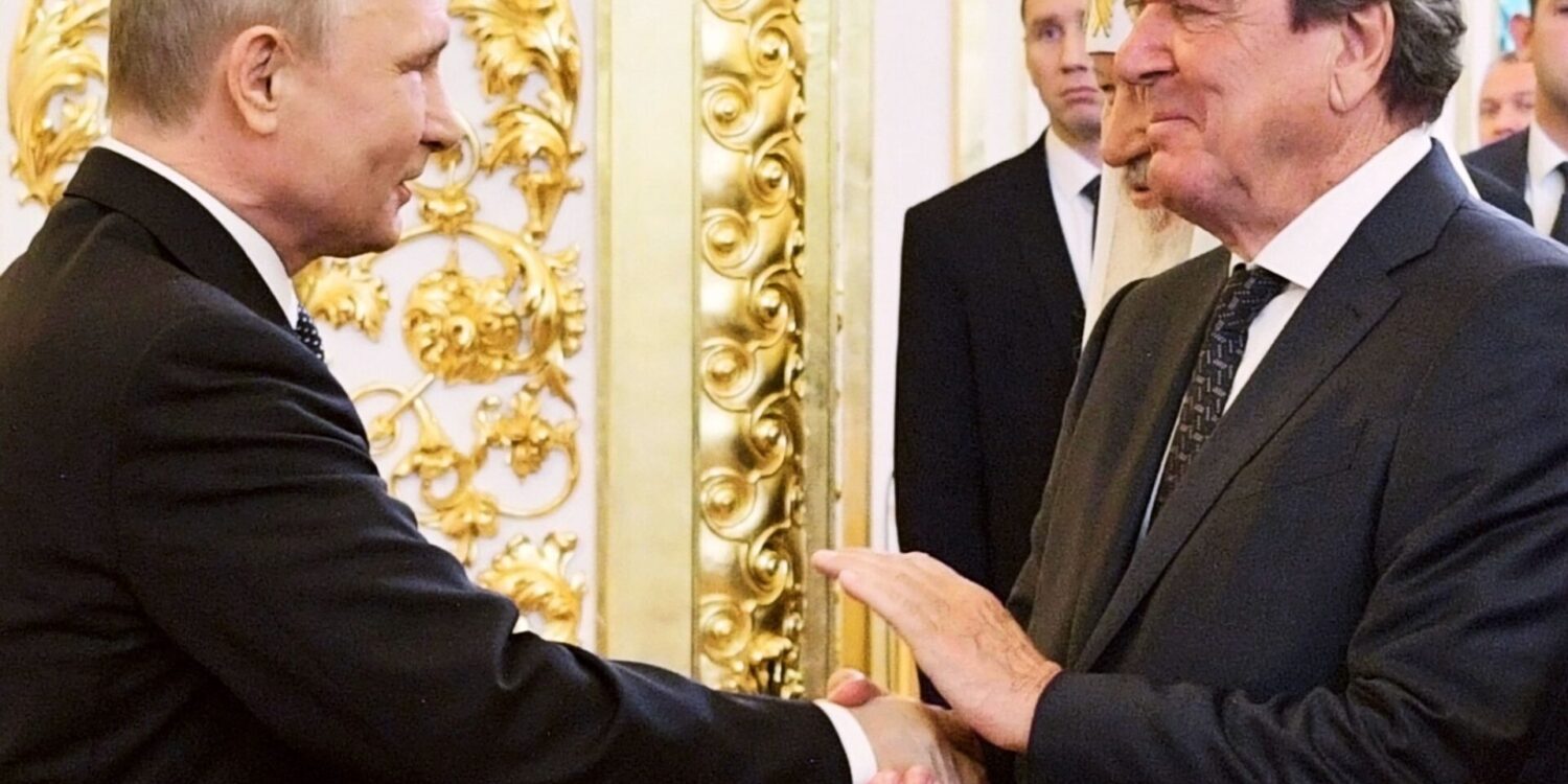 Ex-Bundeskanzler Gerhard Schröder und Kremlchef Wladimir Putin hatten nach russischen Angaben ein Vieraugengespräch. (Archivbild)