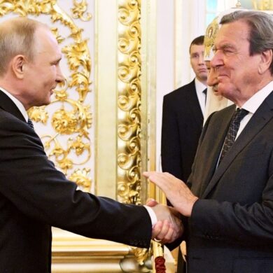 Ex-Bundeskanzler Gerhard Schröder und Kremlchef Wladimir Putin hatten nach russischen Angaben ein Vieraugengespräch. (Archivbild)