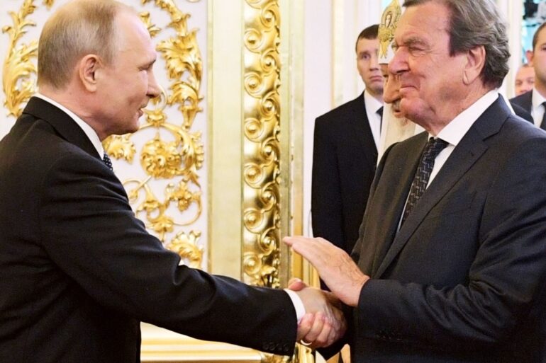 Ex-Bundeskanzler Gerhard Schröder und Kremlchef Wladimir Putin hatten nach russischen Angaben ein Vieraugengespräch. (Archivbild)