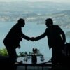 Mitarbeiter der Delegationen geben sich im Rahmen eines Treffens zwischen den USA, dem Iran, Pakistan und Katar die Hand.