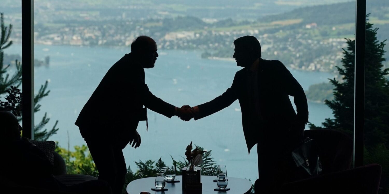 Mitarbeiter der Delegationen geben sich im Rahmen eines Treffens zwischen den USA, dem Iran, Pakistan und Katar die Hand.