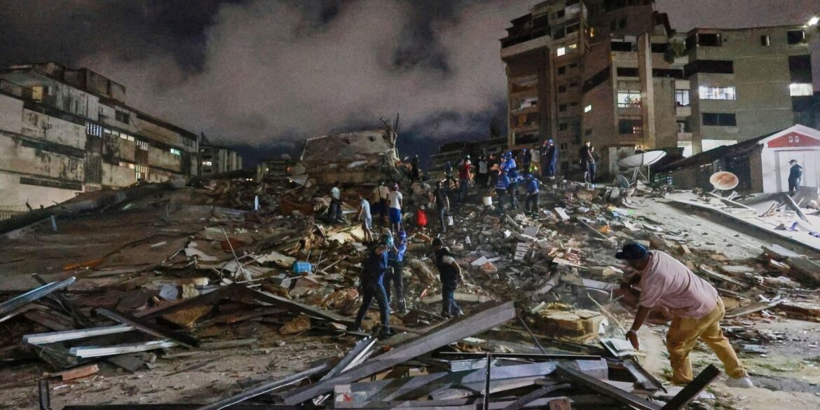 Rettungskräfte in Venezuela durchsuchen Trümmer.