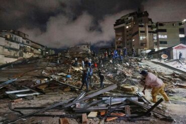 Rettungskräfte in Venezuela durchsuchen Trümmer.