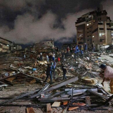 Rettungskräfte in Venezuela durchsuchen Trümmer.