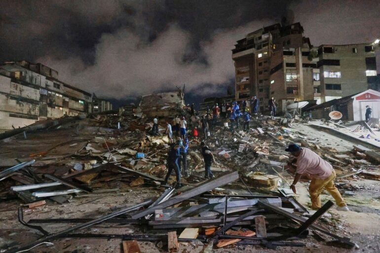 Rettungskräfte in Venezuela durchsuchen Trümmer.