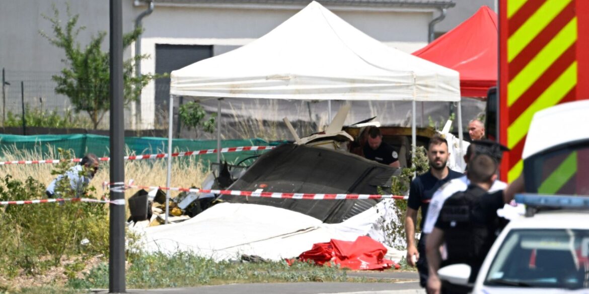 Sicherheitskräfte untersuchen das Wrack eines zivilen Flugzeugs.