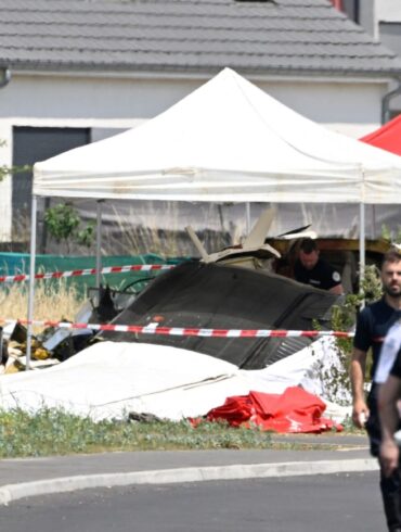 Sicherheitskräfte untersuchen das Wrack eines zivilen Flugzeugs.