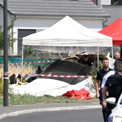 Sicherheitskräfte untersuchen das Wrack eines zivilen Flugzeugs.