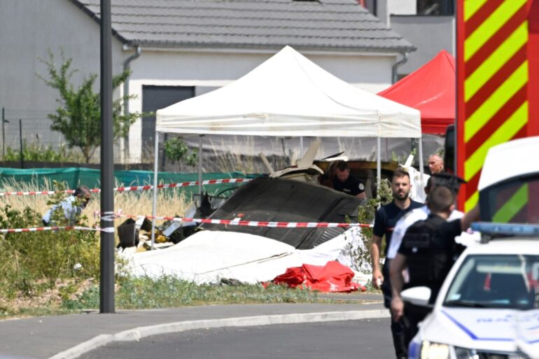 Sicherheitskräfte untersuchen das Wrack eines zivilen Flugzeugs.