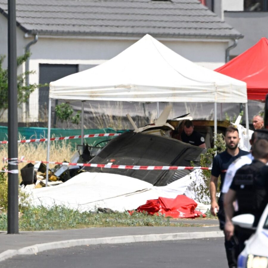 Sicherheitskräfte untersuchen das Wrack eines zivilen Flugzeugs.
