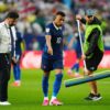 Kylian Mbappé (10) gibt den Platzwarte Anweisungen.