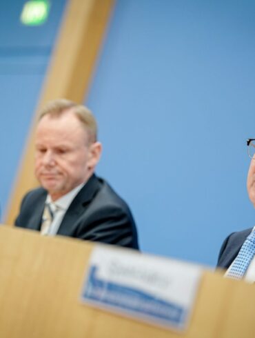 Vorsitzender der Innenministerkonferenz von Bund und Ländern ist aktuell Hamburgs Innensenator, Andy Grote (M). (Archivbild)