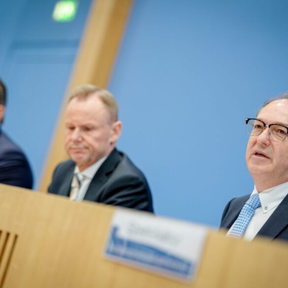 Vorsitzender der Innenministerkonferenz von Bund und Ländern ist aktuell Hamburgs Innensenator, Andy Grote (M). (Archivbild)