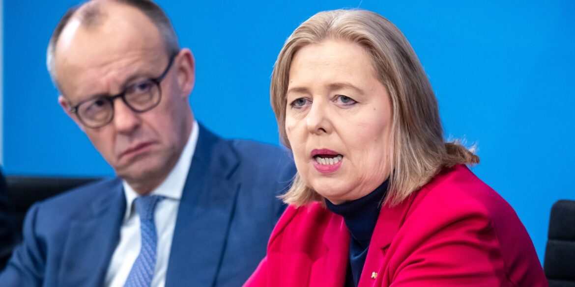 Kanzler Merz und Arbeitsministerin Bas bekommen am Dienstag den Rentenbericht.
