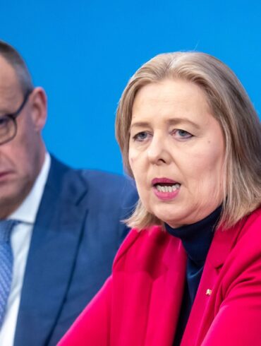 Kanzler Merz und Arbeitsministerin Bas bekommen am Dienstag den Rentenbericht.