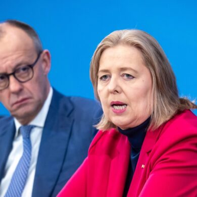 Kanzler Merz und Arbeitsministerin Bas bekommen am Dienstag den Rentenbericht.