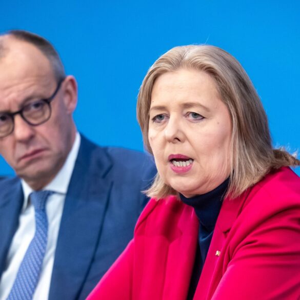 Kanzler Merz und Arbeitsministerin Bas bekommen am Dienstag den Rentenbericht.
