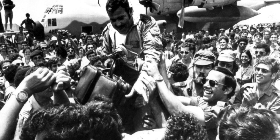 Ein an der damaligen Befreiungsaktion beteiligter Pilot wurde nach der Rückkehr auf dem Flughafen Ben Gurion gefeiert. (Archivbild)