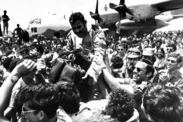 Ein an der damaligen Befreiungsaktion beteiligter Pilot wurde nach der Rückkehr auf dem Flughafen Ben Gurion gefeiert. (Archivbild)