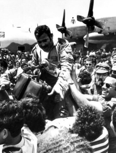 Ein an der damaligen Befreiungsaktion beteiligter Pilot wurde nach der Rückkehr auf dem Flughafen Ben Gurion gefeiert. (Archivbild)