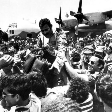 Ein an der damaligen Befreiungsaktion beteiligter Pilot wurde nach der Rückkehr auf dem Flughafen Ben Gurion gefeiert. (Archivbild)