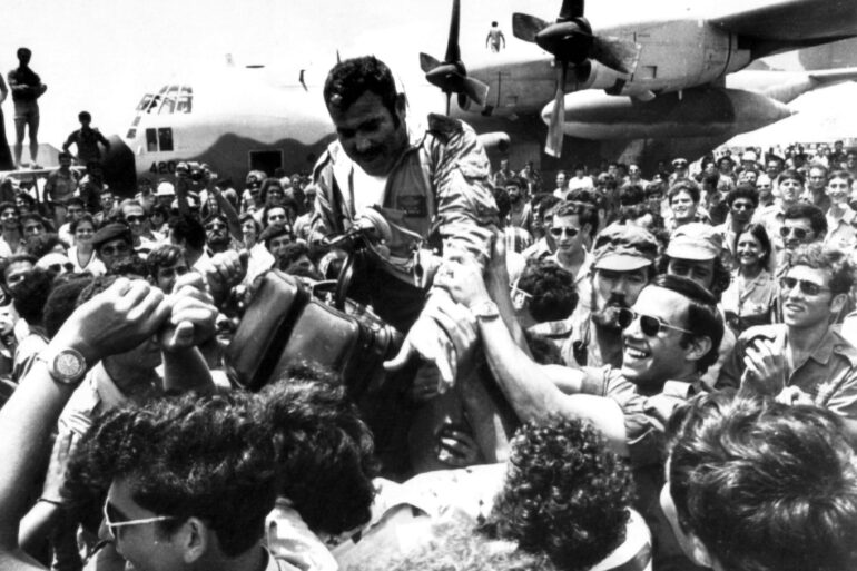Ein an der damaligen Befreiungsaktion beteiligter Pilot wurde nach der Rückkehr auf dem Flughafen Ben Gurion gefeiert. (Archivbild)