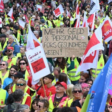 Laut Verdi nahmen 8.000 Menschen an der Demo teil.