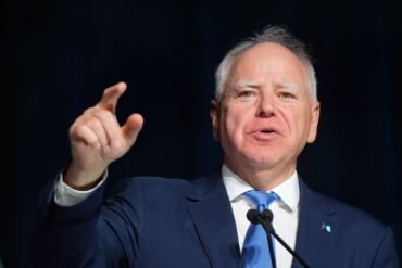 Minnesotas Gouverneur Walz bezeichnete die Entscheidung als Sieg für Rechtsstaat und Demokratie.