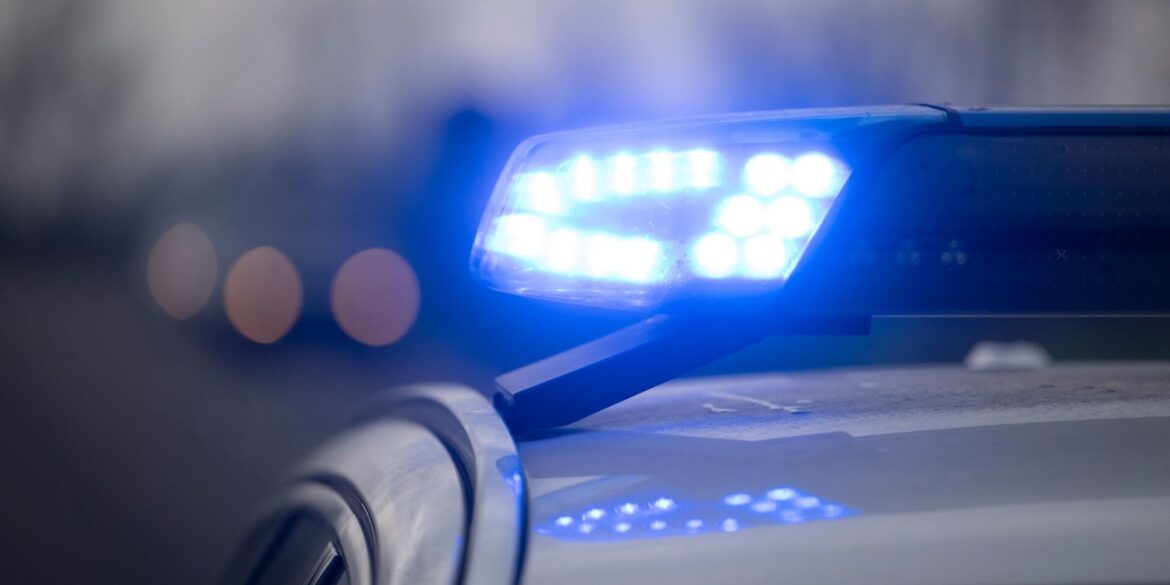 Die Polizei wurde eigenen Angaben zufolge gegen 14.50 Uhr über das leblose Kleinkind informiert. (Symbolbild)