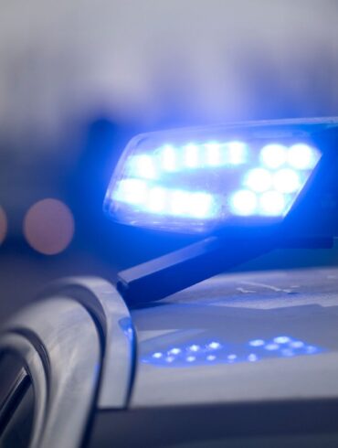 Die Polizei wurde eigenen Angaben zufolge gegen 14.50 Uhr über das leblose Kleinkind informiert. (Symbolbild)