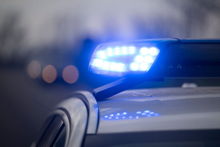 Die Polizei wurde eigenen Angaben zufolge gegen 14.50 Uhr über das leblose Kleinkind informiert. (Symbolbild)