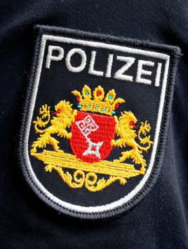 Die Polizei fahndet nach dem mutmaßlichen Täter. (Symbolbild)