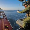 Britische Streitkräfte haben ein Schiff geentert, das zur russischen Schattenflotte gehören soll. (Handout)
