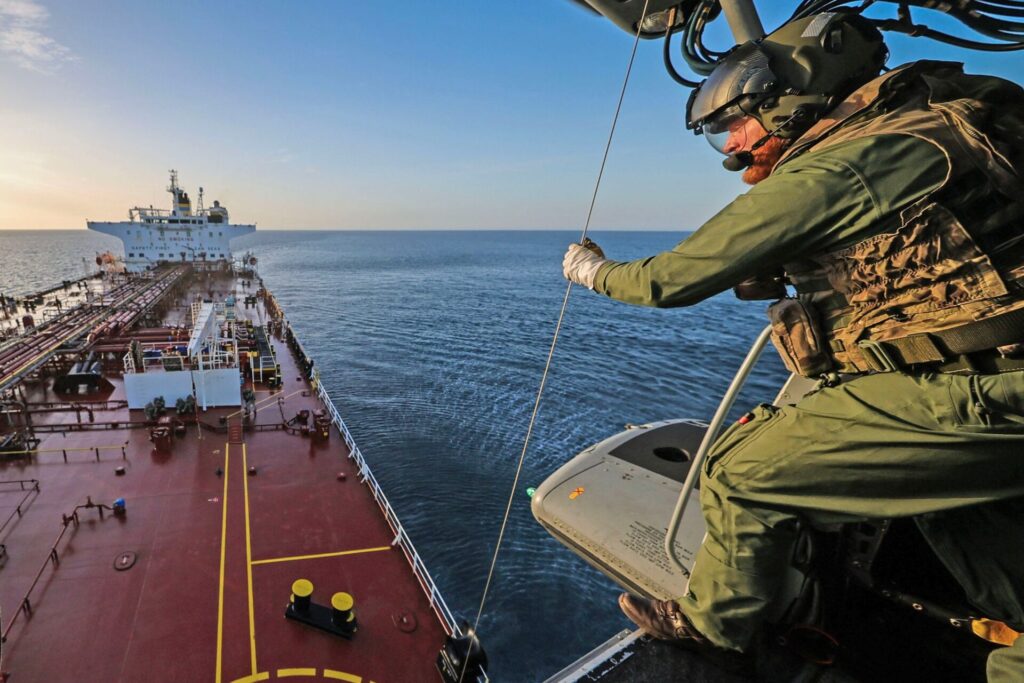 Britische Streitkräfte haben ein Schiff geentert, das zur russischen Schattenflotte gehören soll. (Handout)