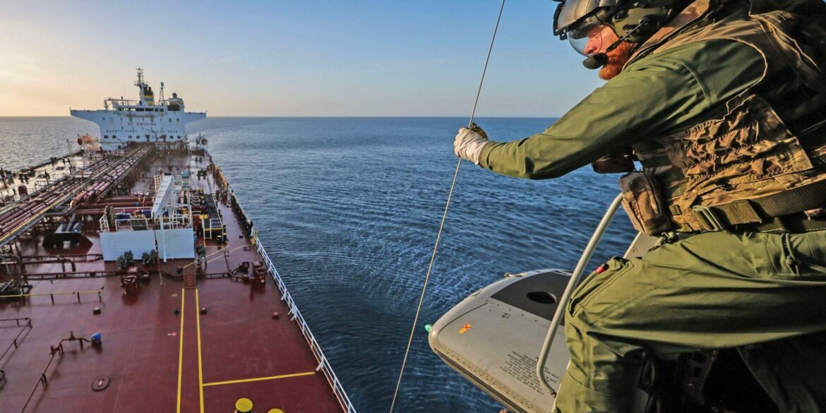 Britische Streitkräfte haben ein Schiff geentert, das zur russischen Schattenflotte gehören soll. (Handout)