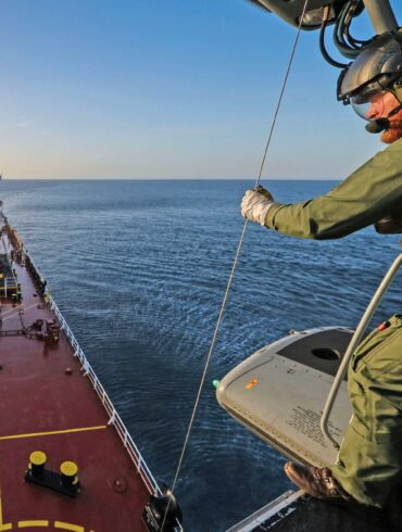 Britische Streitkräfte haben ein Schiff geentert, das zur russischen Schattenflotte gehören soll. (Handout)