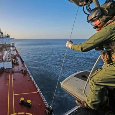 Britische Streitkräfte haben ein Schiff geentert, das zur russischen Schattenflotte gehören soll. (Handout)