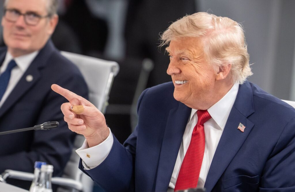 Präsident Trump deutet die Richtung an auf dem G7-Gipfel in Evian, Frankreich.