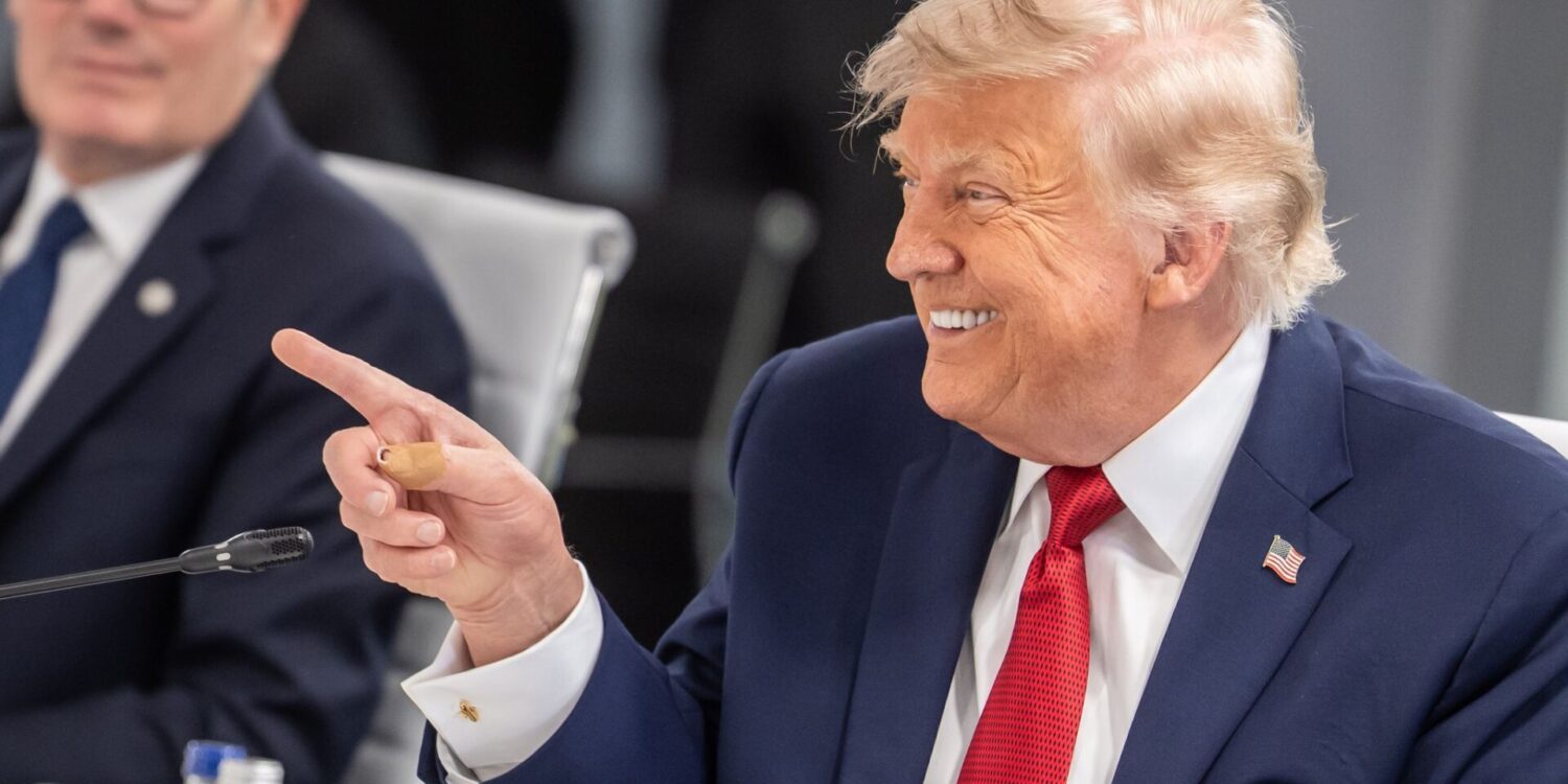Präsident Trump deutet die Richtung an auf dem G7-Gipfel in Evian, Frankreich.