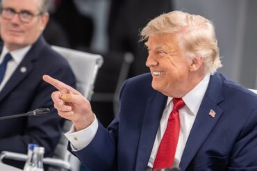 Präsident Trump deutet die Richtung an auf dem G7-Gipfel in Evian, Frankreich.
