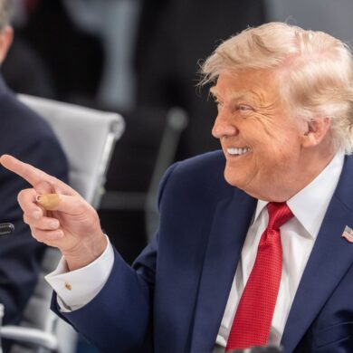 Präsident Trump deutet die Richtung an auf dem G7-Gipfel in Evian, Frankreich.
