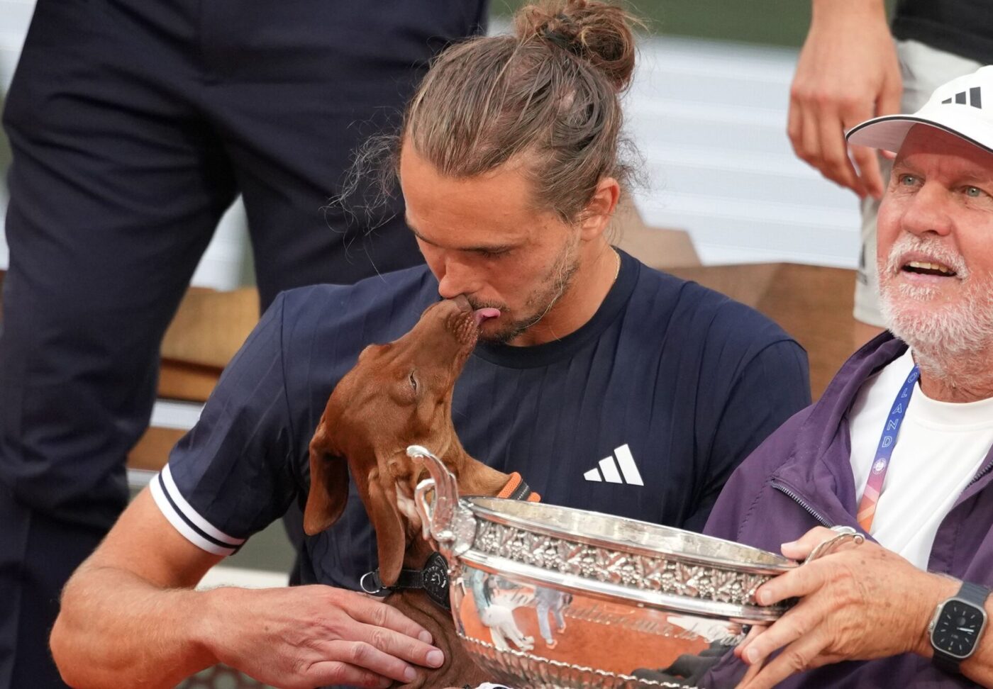 Dackel-Kuss fürs Herrchen - Zverev gewinnt French Oen
