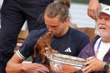 Dackel-Kuss fürs Herrchen - Zverev gewinnt French Oen
